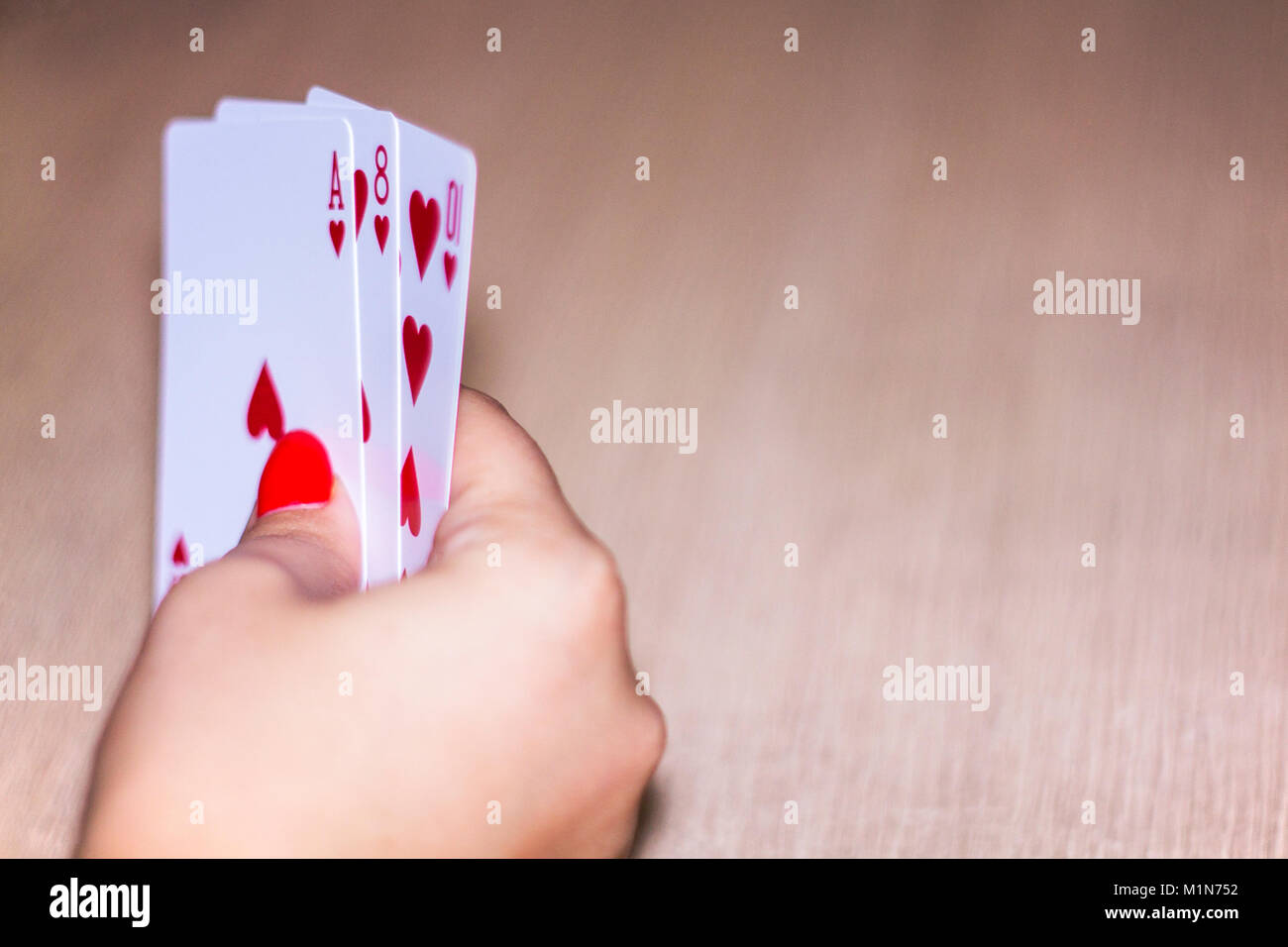 Le Poker. Casino. La main d'une jeune femme est tenue de cartes. Banque D'Images