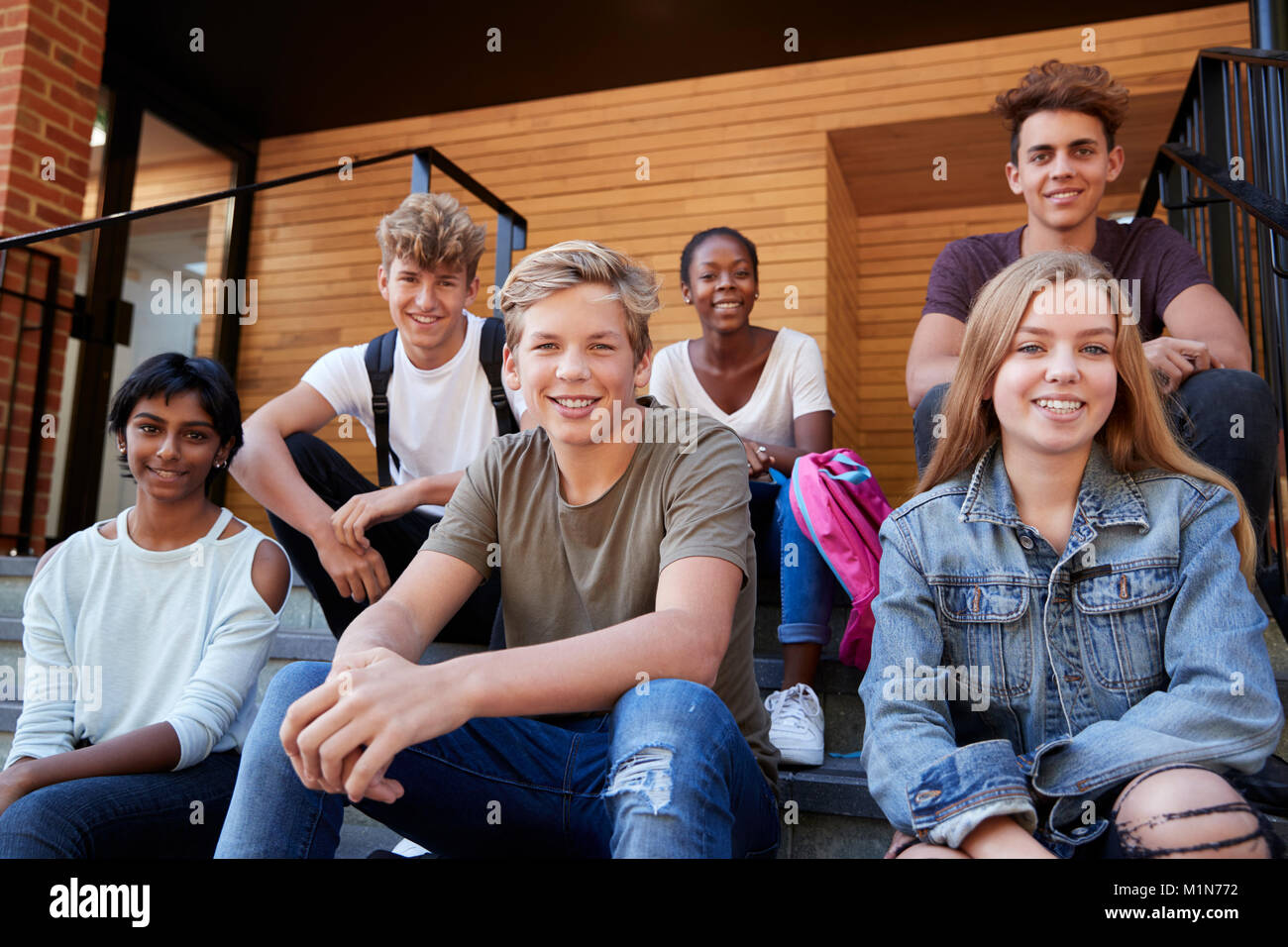 Groupe d'étudiants adolescents Socializing On College Campus Ensemble Banque D'Images