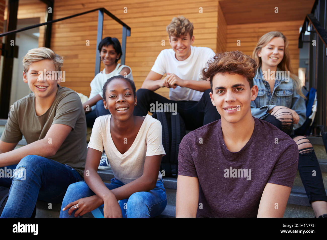 Groupe d'étudiants adolescents Socializing On College Campus Ensemble Banque D'Images