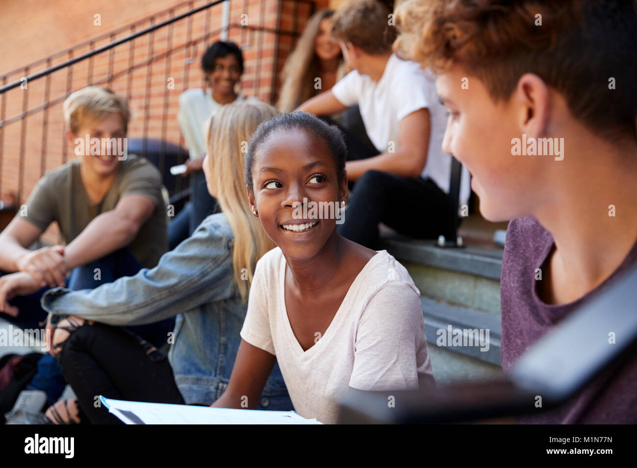 Groupe d'étudiants adolescents Socializing On College Campus Ensemble Banque D'Images