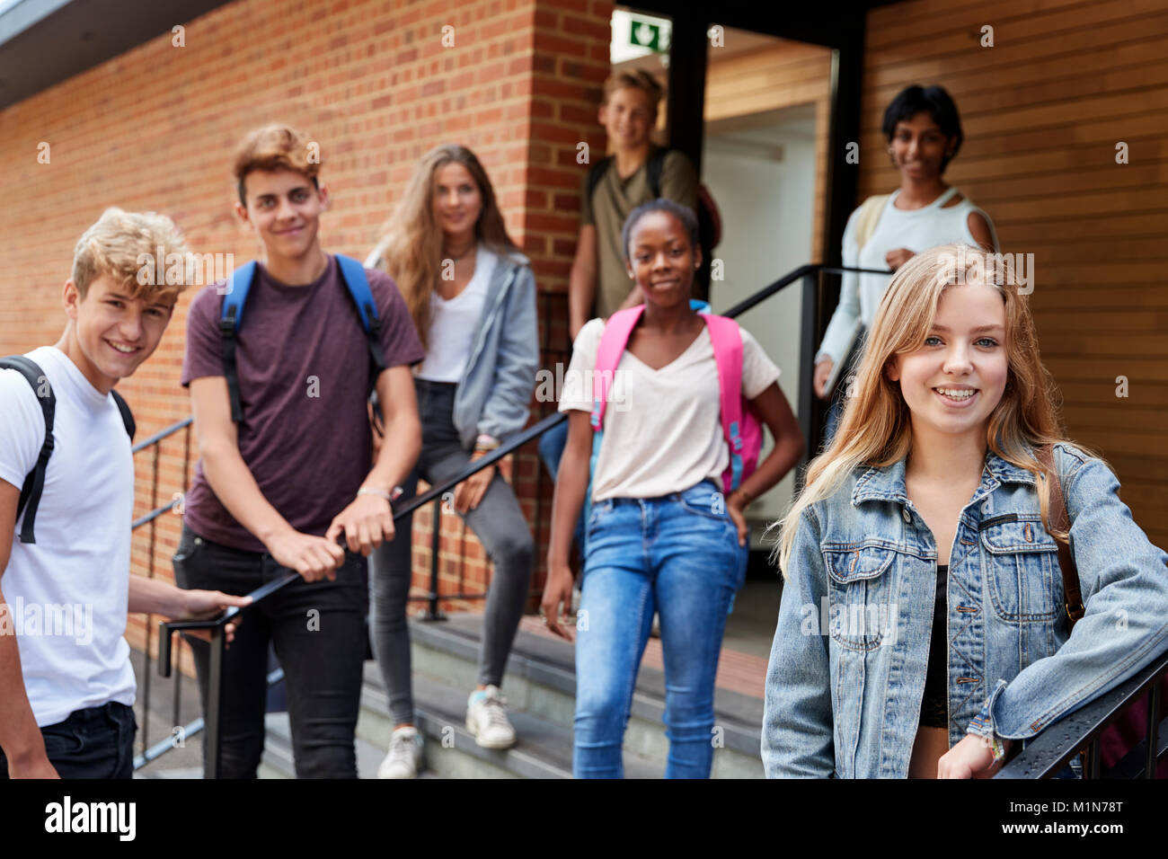 Portrait des élèves adolescents en dehors de l'école construire Banque D'Images