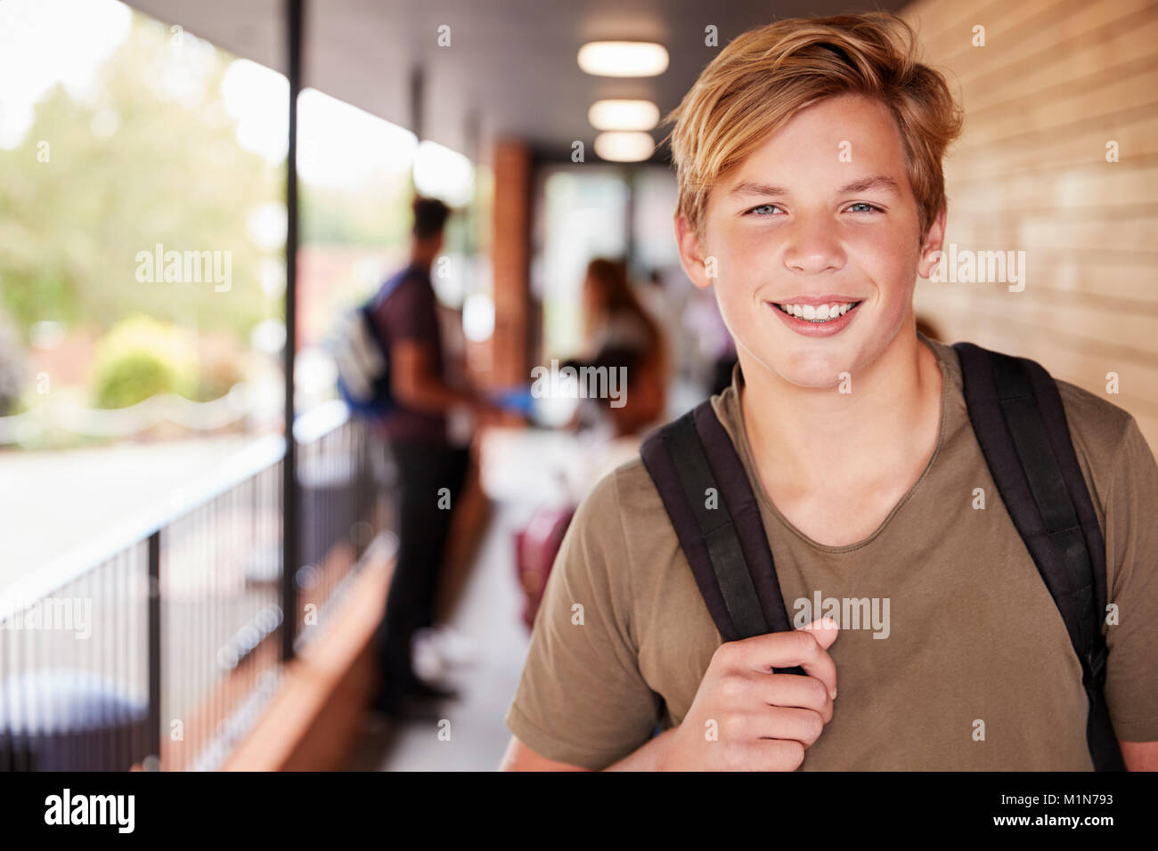 Portrait Of Male Teenage Student sur College avec des amis Banque D'Images