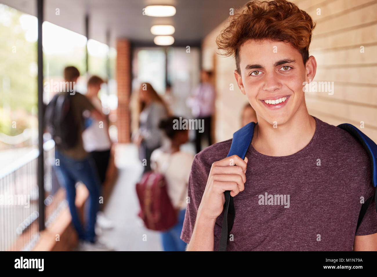 Portrait Of Male Teenage Student sur College avec des amis Banque D'Images