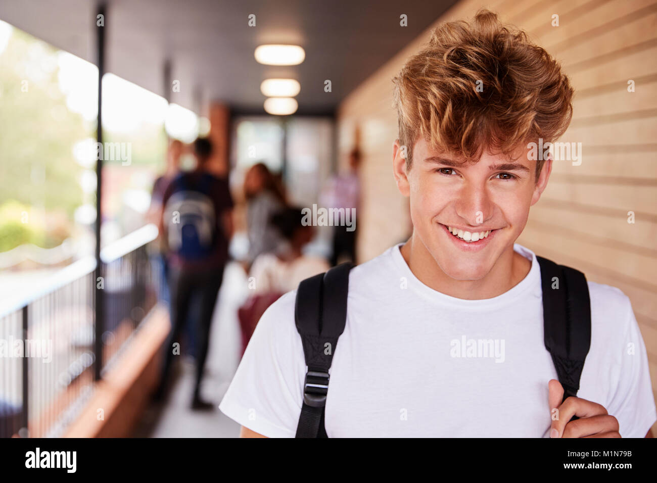 Portrait Of Male Teenage Student sur College avec des amis Banque D'Images