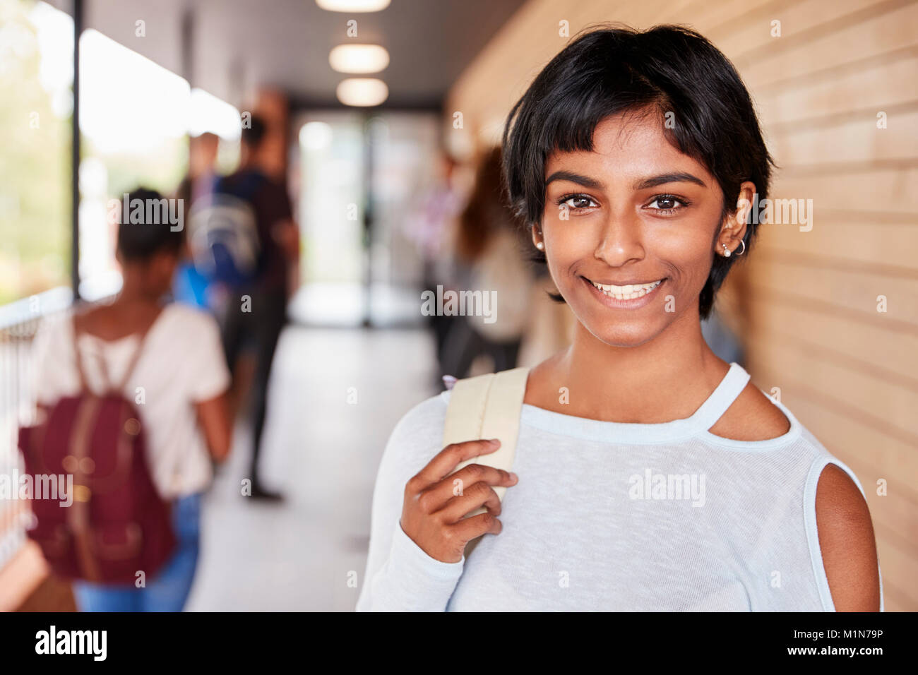 Portrait of Female Teenage Student sur College avec des amis Banque D'Images
