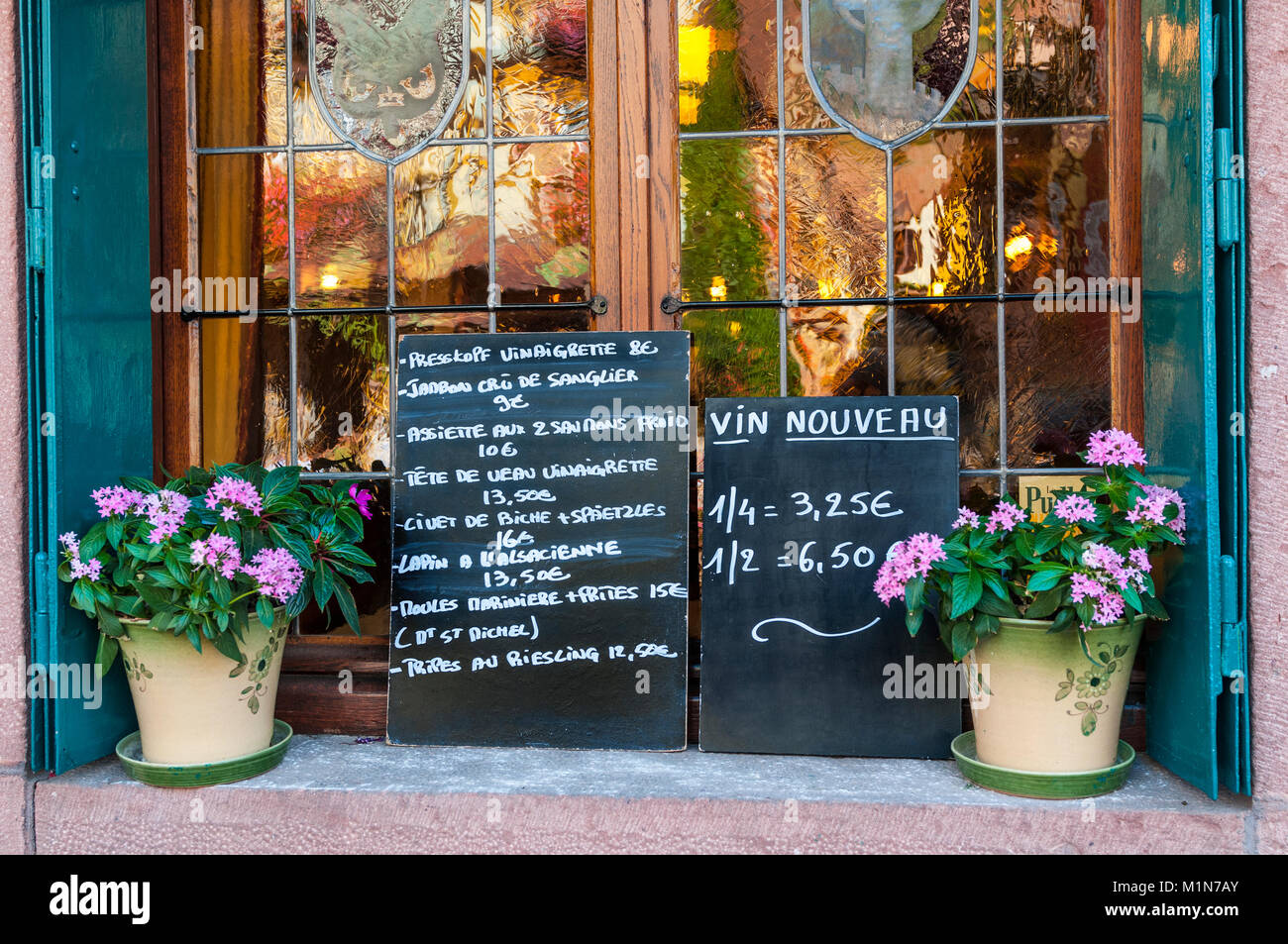 ALSACE FRANCE Tableau noir afficher les menus de spécialités locales et de vin nouveau à l'extérieur bon marché typique restaurant Alsace Banque D'Images