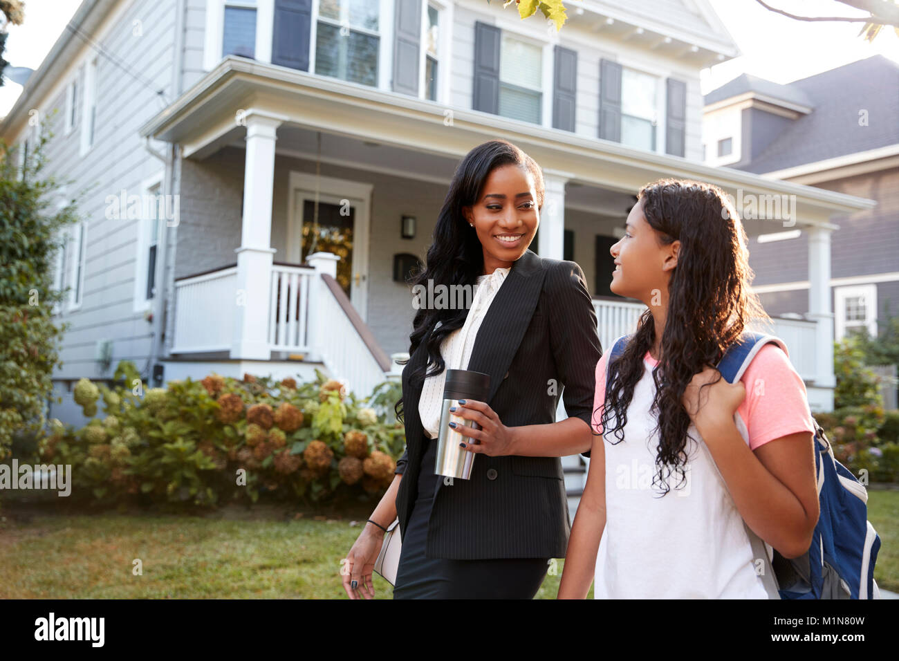 Businesswoman Walking Mère Fille de l'école Banque D'Images