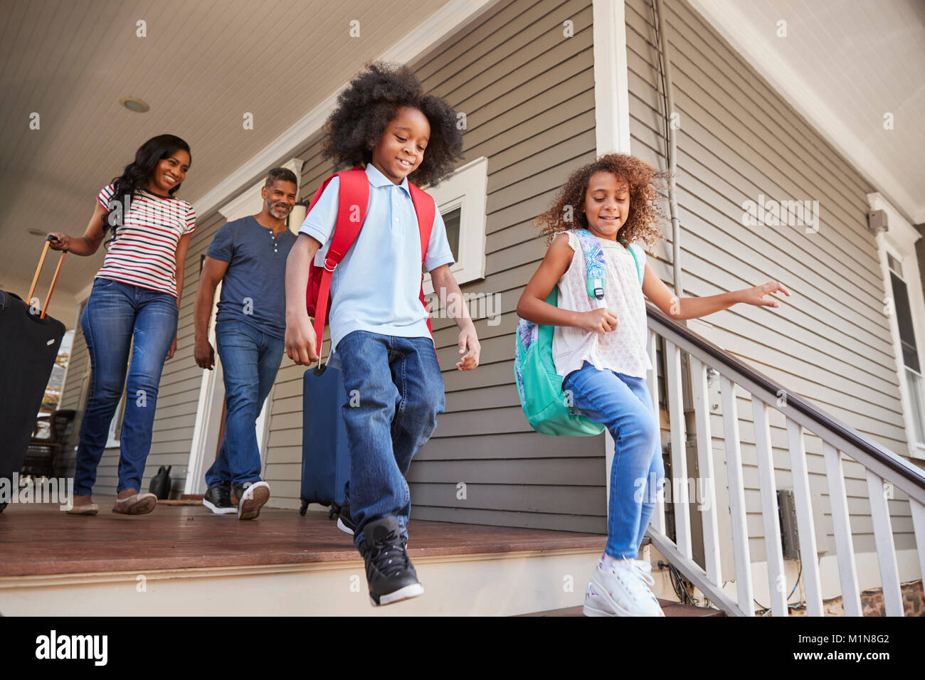 Famille avec une assurance de quitter Maison de Vacances Banque D'Images