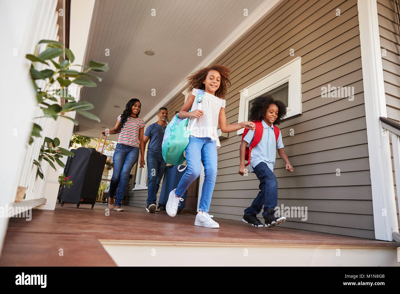 Famille avec une assurance de quitter Maison de Vacances Banque D'Images