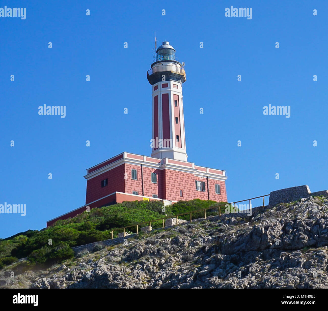 Le phare sur la falaise de Punta Carena sur l'île de Capri, Italie Banque D'Images