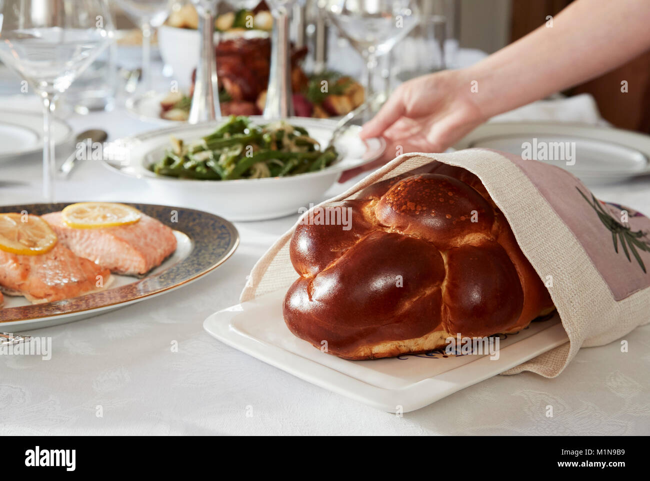 Placer la main plat sur table set pour Shabbat juif, Close up Banque D'Images