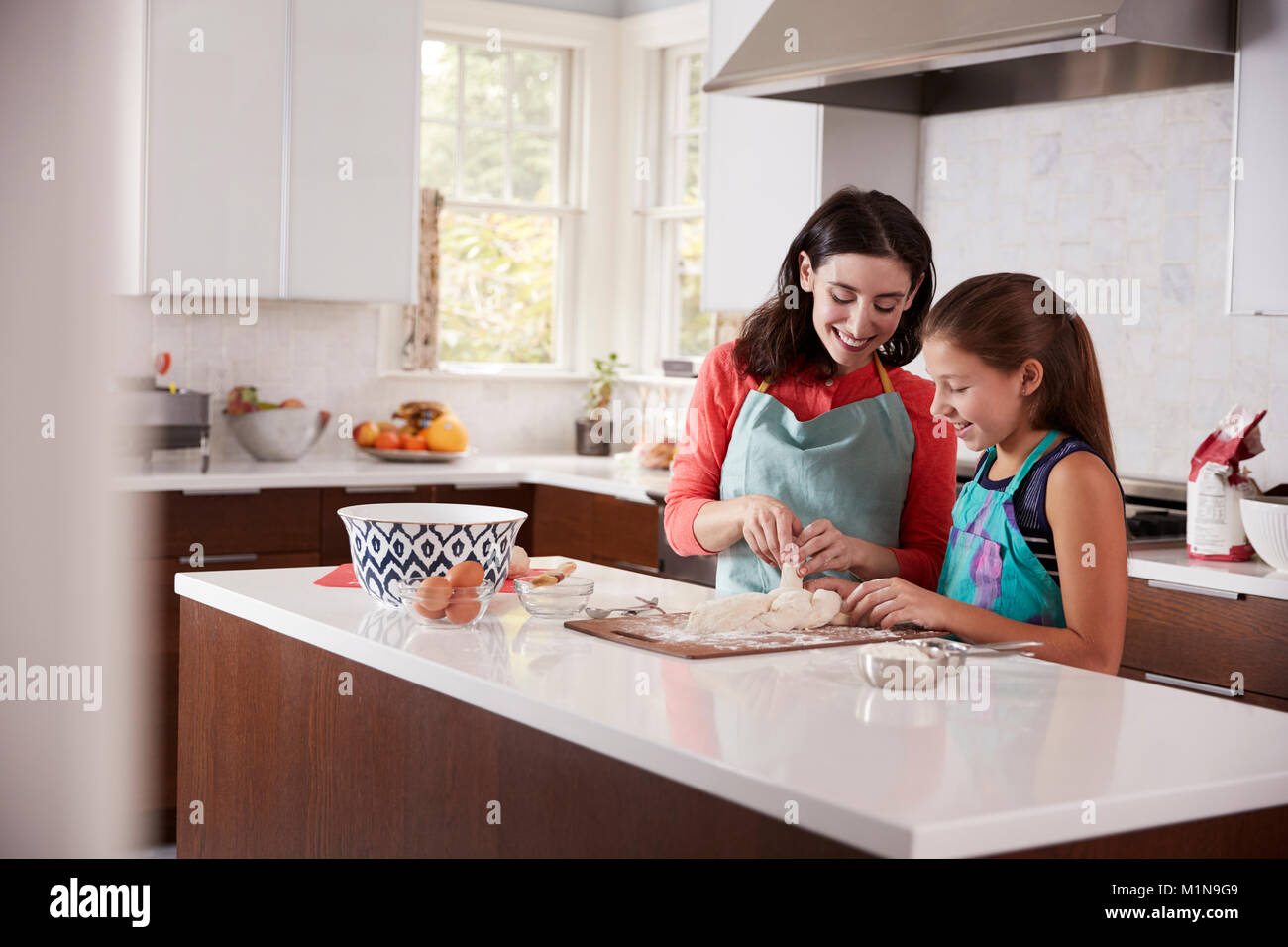 Mère et fille juive de la pâte à pain challah à tresser Banque D'Images