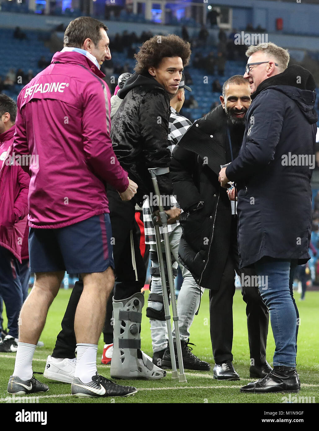 Manchester City's Leroy Sane avec des béquilles et la jambe dans une  attelle avant le premier match de championnat à l'Etihad Stadium,  Manchester Photo Stock - Alamy