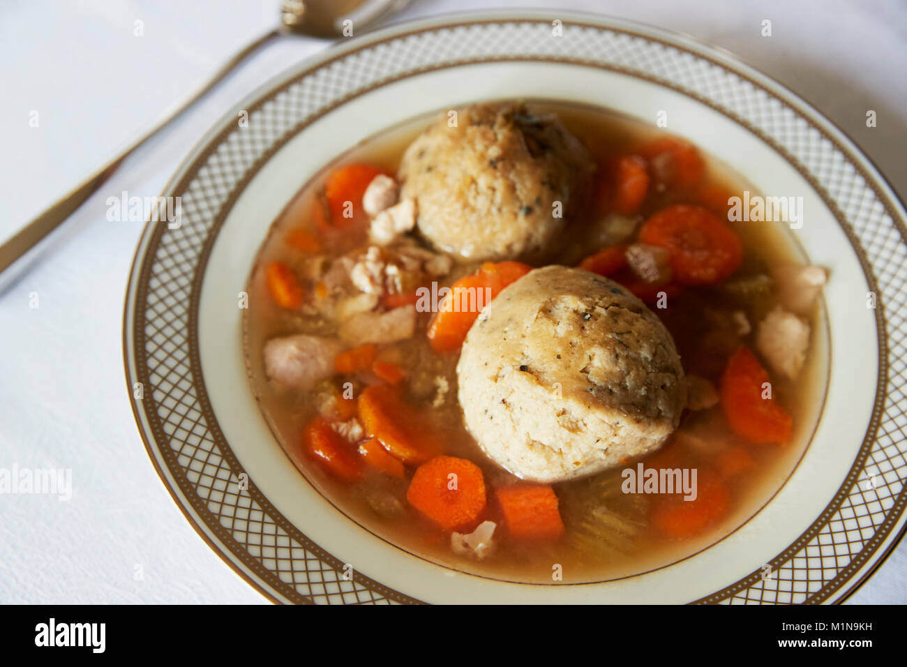 Balle matzon juif a servi de la soupe dans un plat pour la pâque Banque D'Images