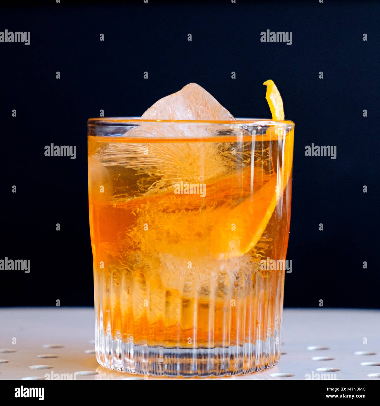 Negroni cocktail fait avec du gin, Vermouth, Aperol et Amaro. Servi sur glace avec garniture d'orange. Banque D'Images