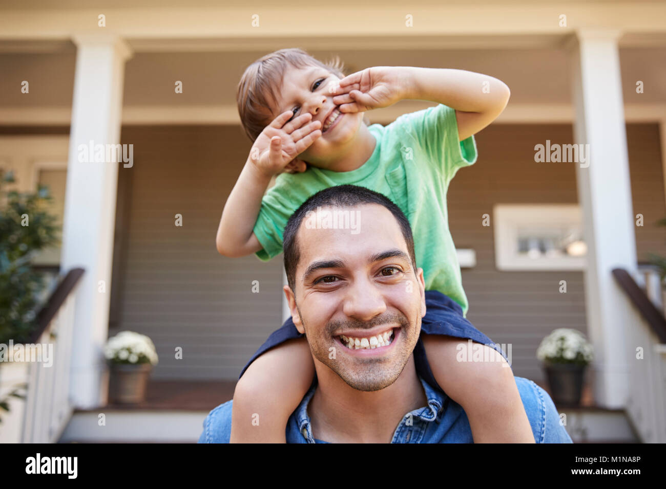 De monter sur les épaules à l'extérieur chambre Banque D'Images