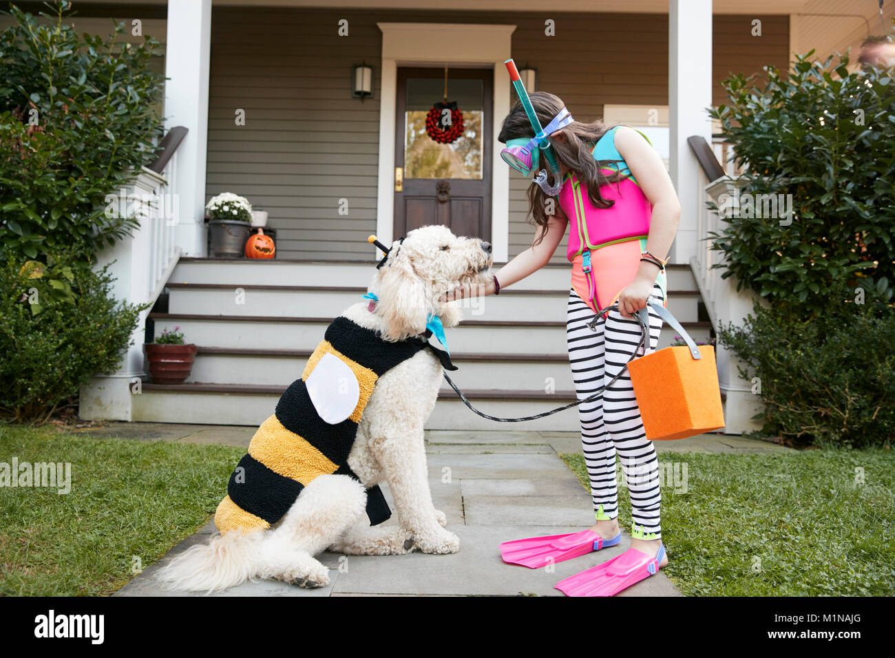 Girl with Dog Wearing Halloween Costumes pour trick or treating Banque D'Images