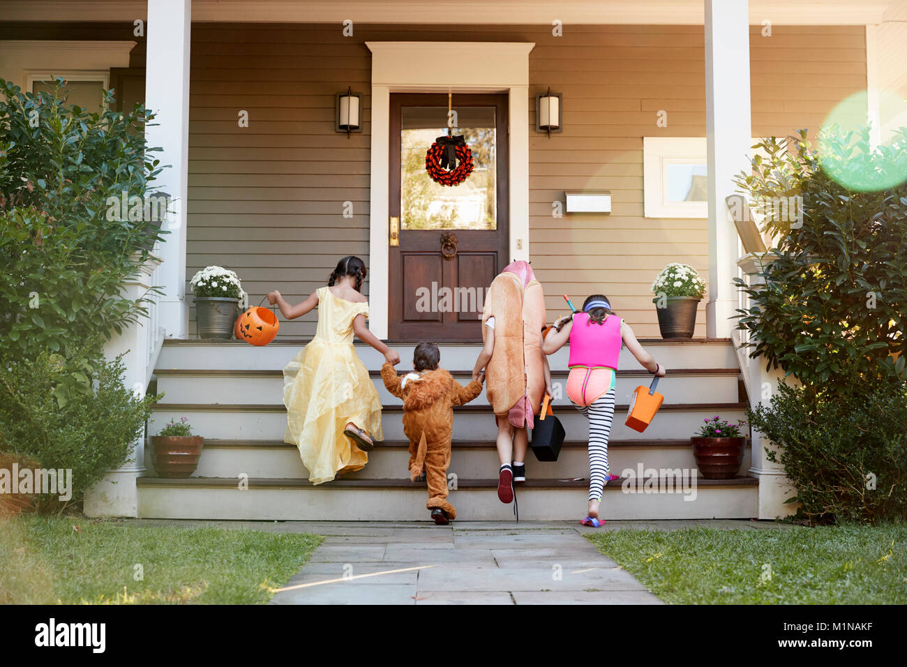 Enfants vêtus de costumes d'Halloween trick or treating Banque D'Images