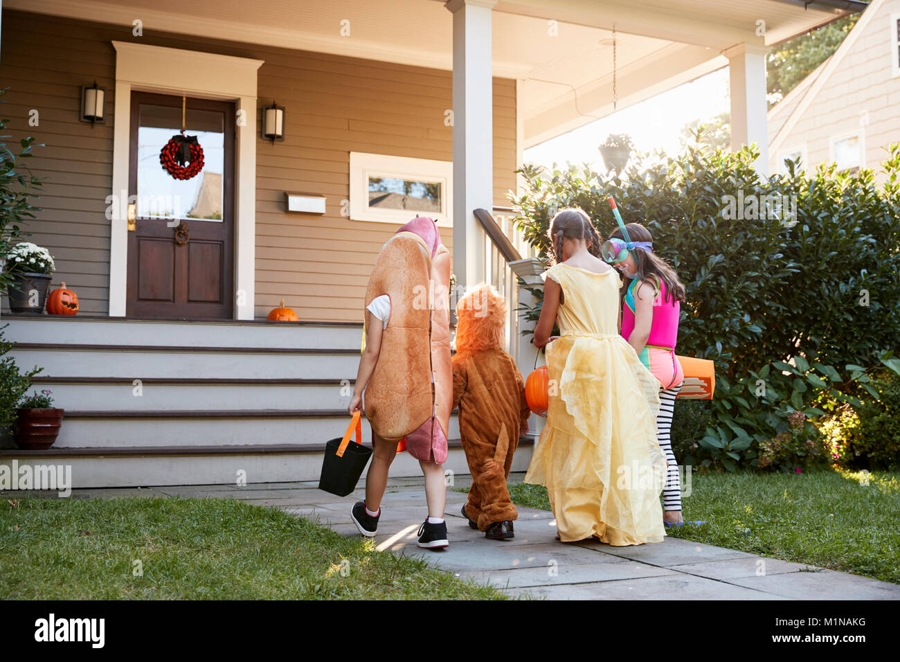 Enfants vêtus de costumes d'Halloween trick or treating Banque D'Images
