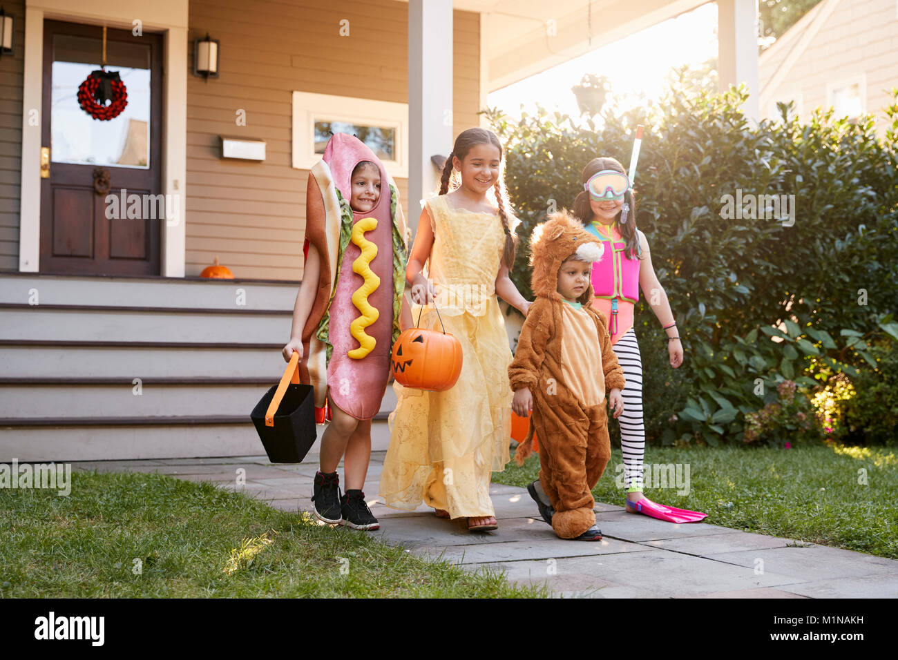 Enfants vêtus de costumes d'Halloween trick or treating Banque D'Images