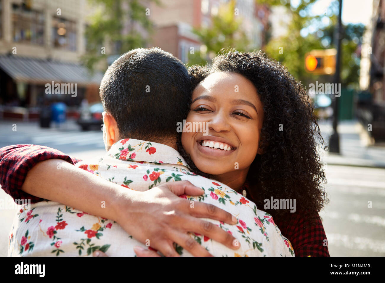 Jeune couple rencontre sur Urban Street à New York City Banque D'Images