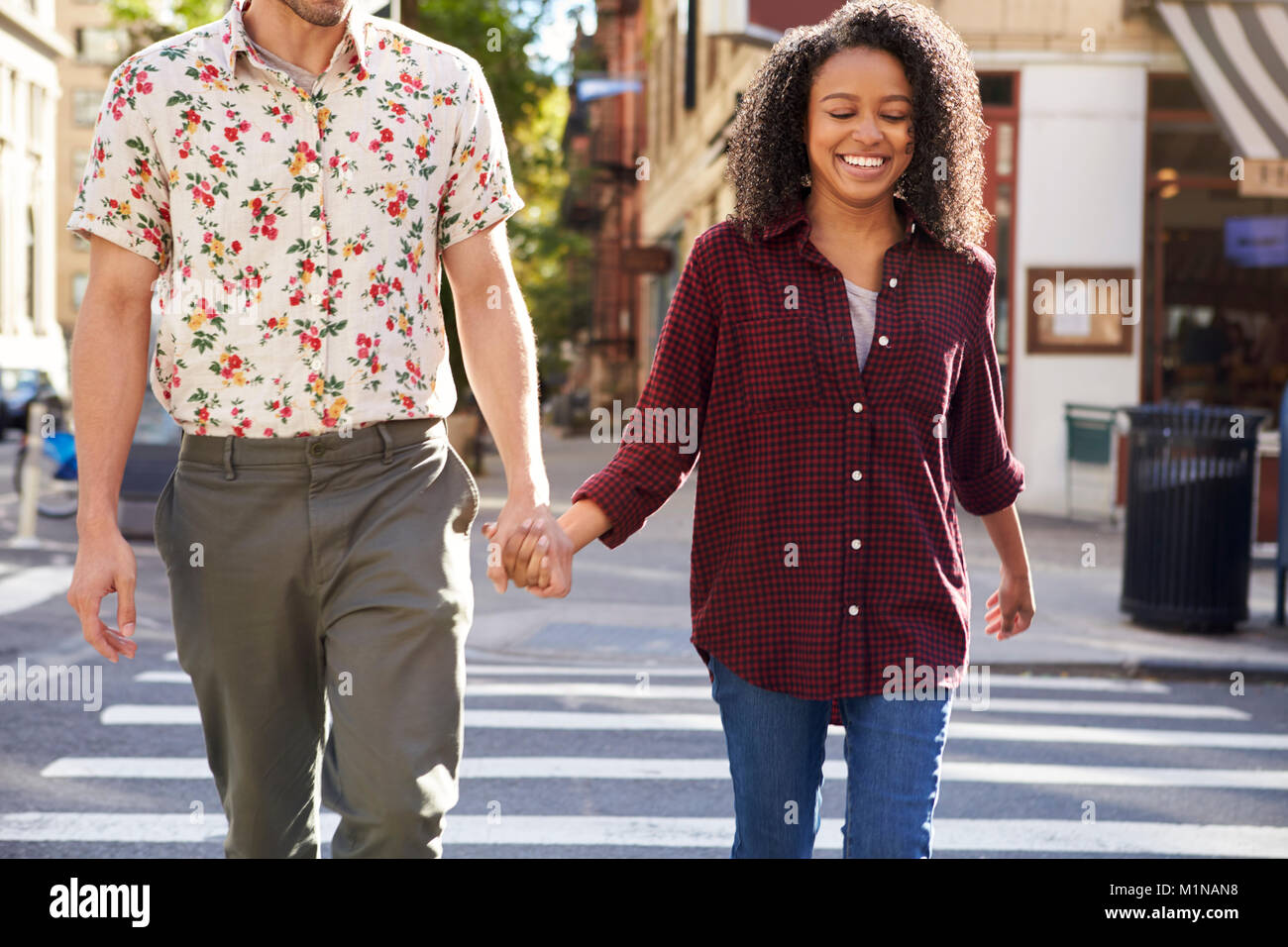 Jeune couple urbain Passage Street à New York City Banque D'Images