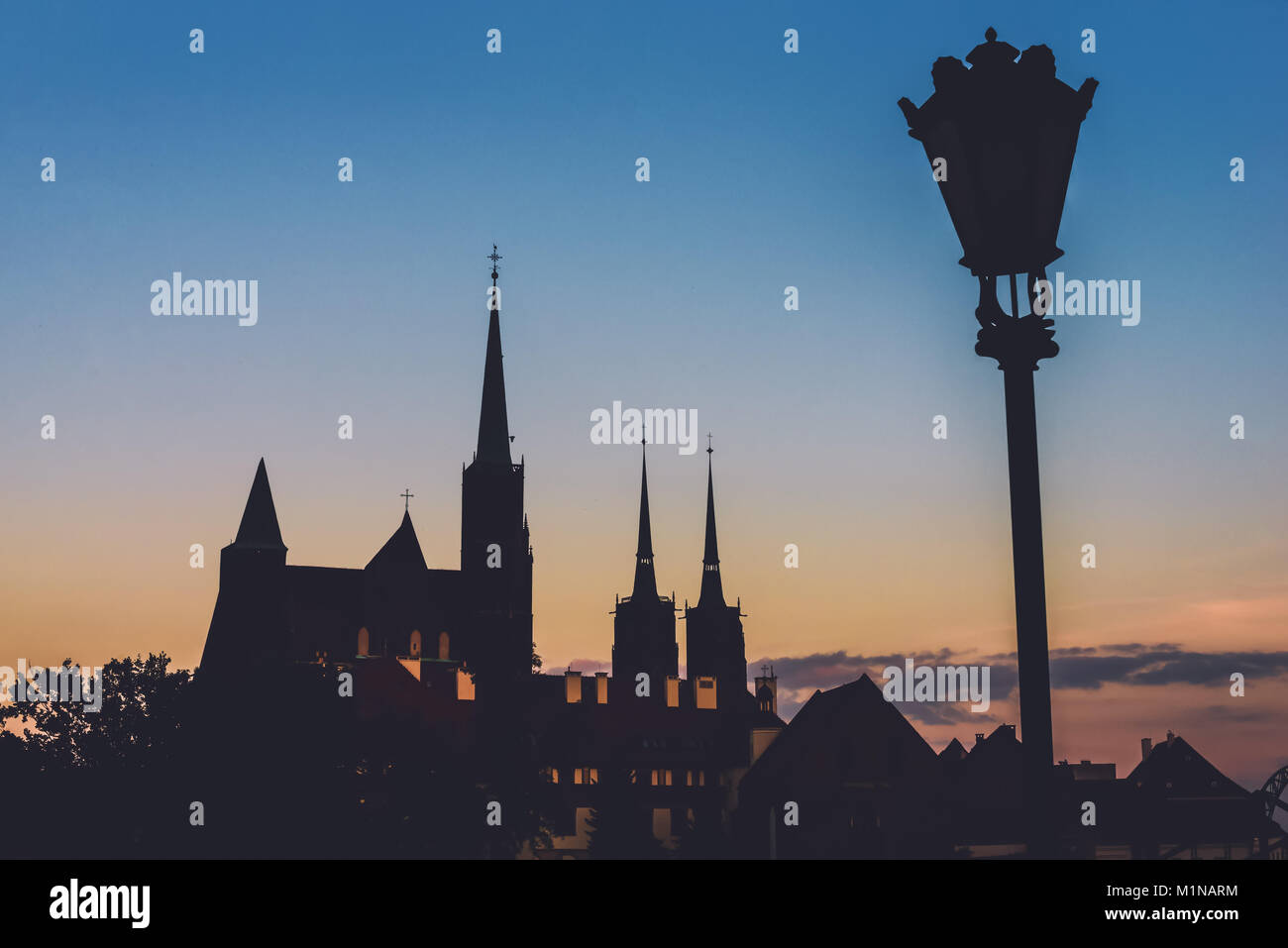 Les églises de Wroclaw et silhouettes lanterne par soir Banque D'Images