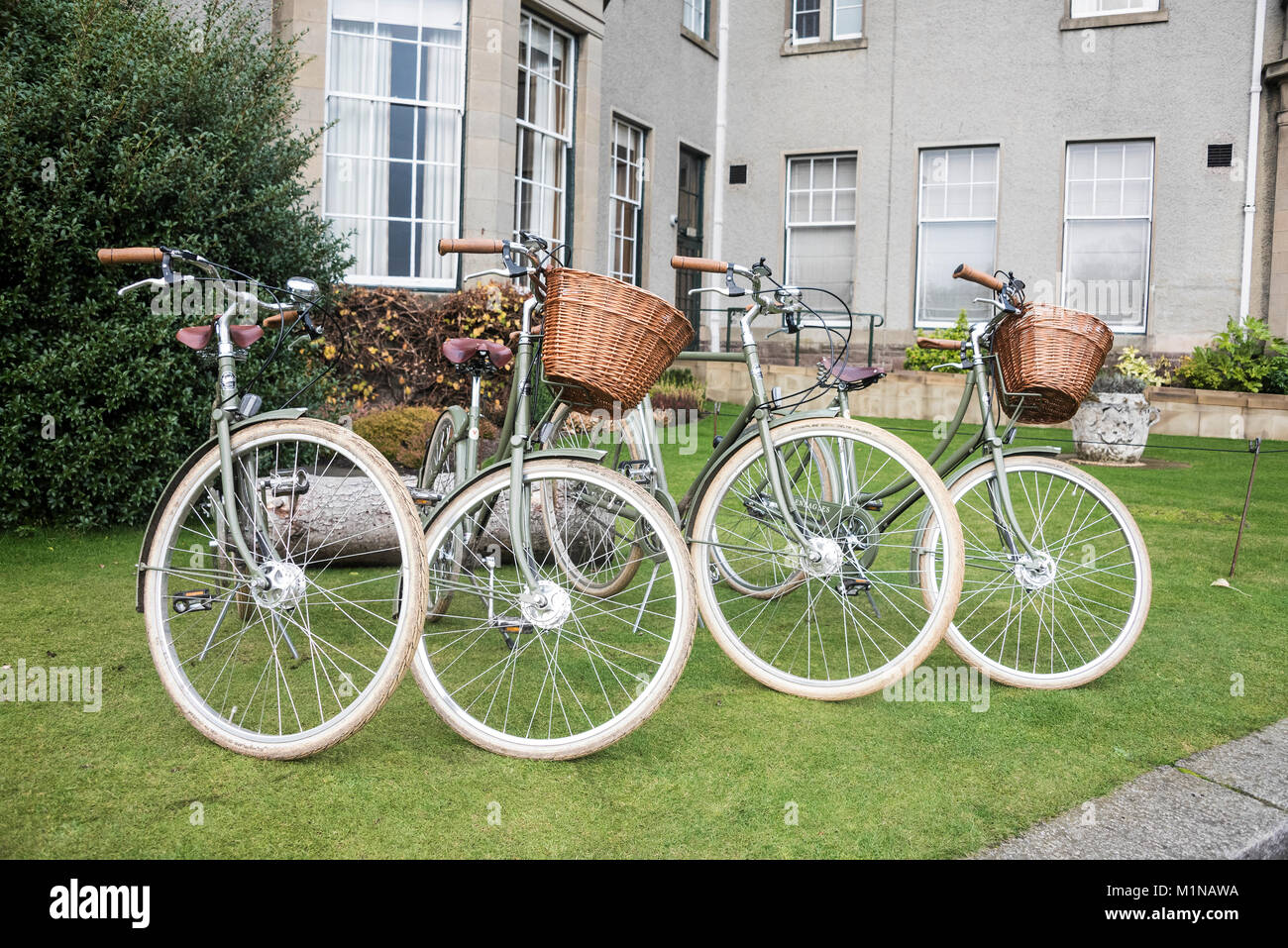 Des vélos garés à l'extérieur de l'hôtel Gleneagles. Banque D'Images