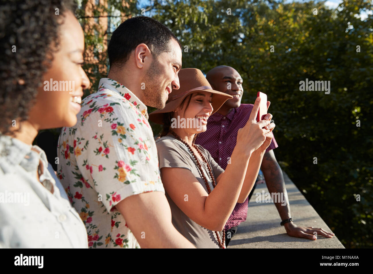 Groupe de touristes de prendre des photos sur les téléphones mobiles Banque D'Images