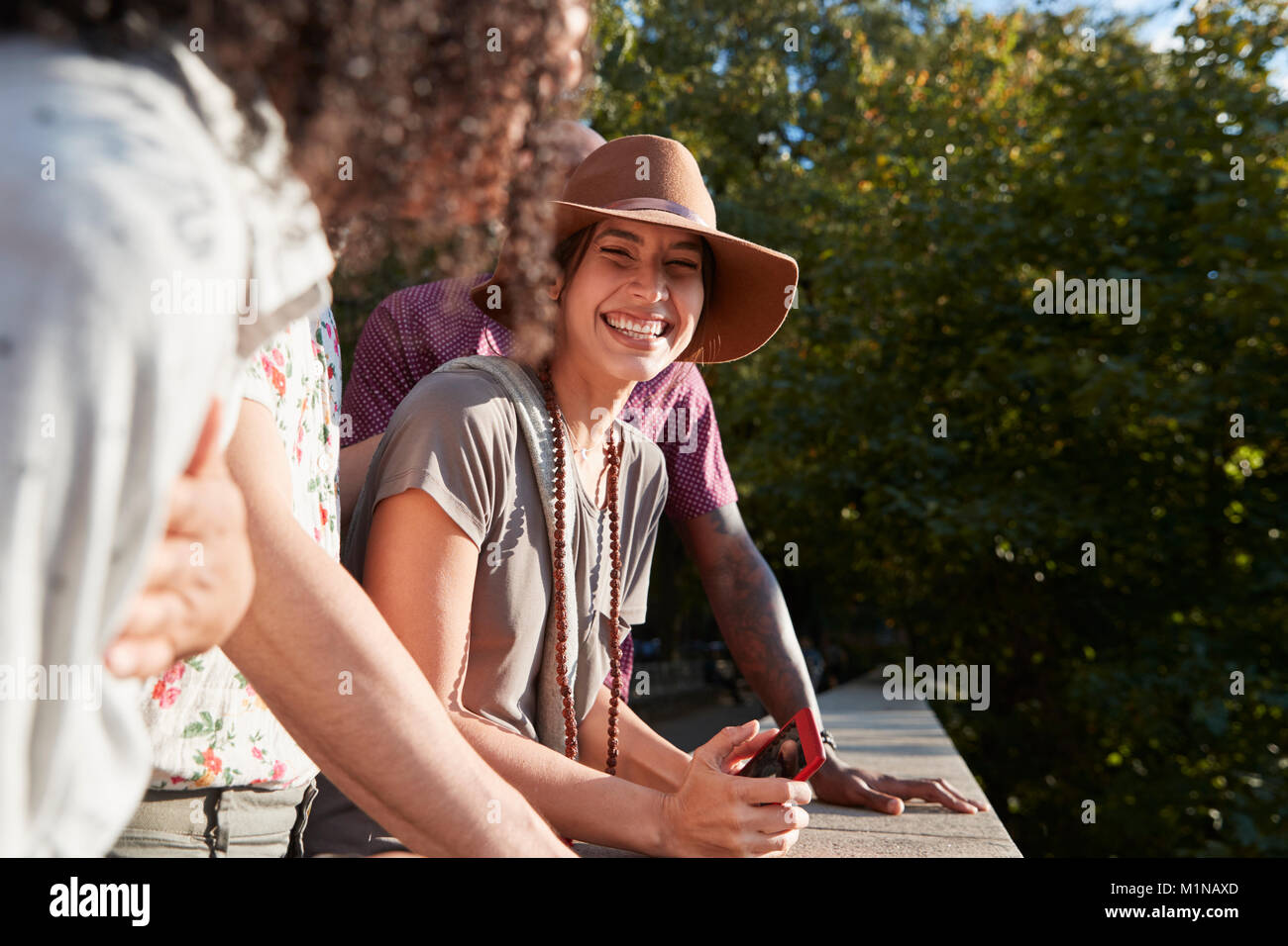 Groupe de touristes de prendre des photos sur les téléphones mobiles Banque D'Images