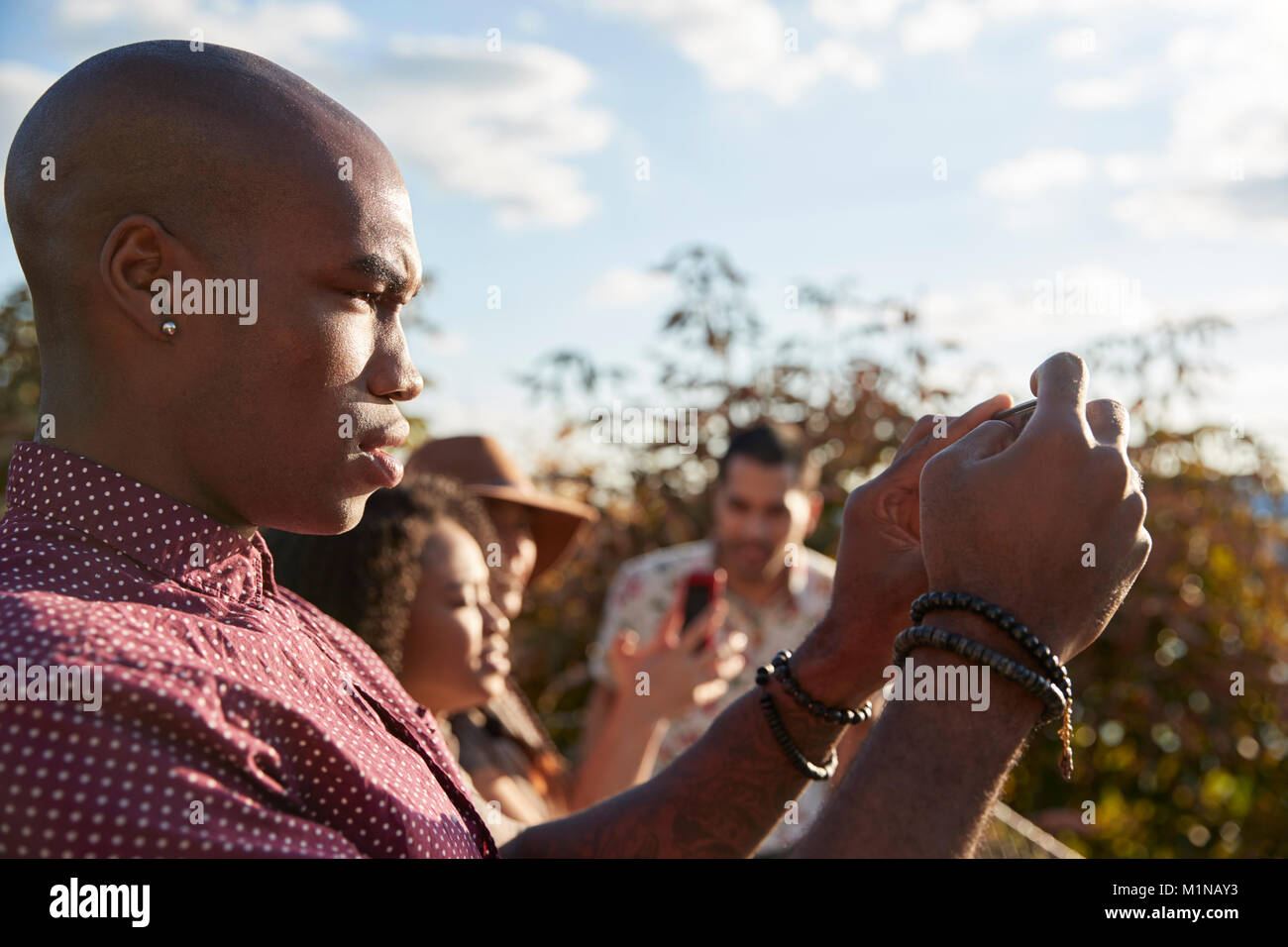 Groupe de touristes de prendre des photos sur les téléphones mobiles Banque D'Images