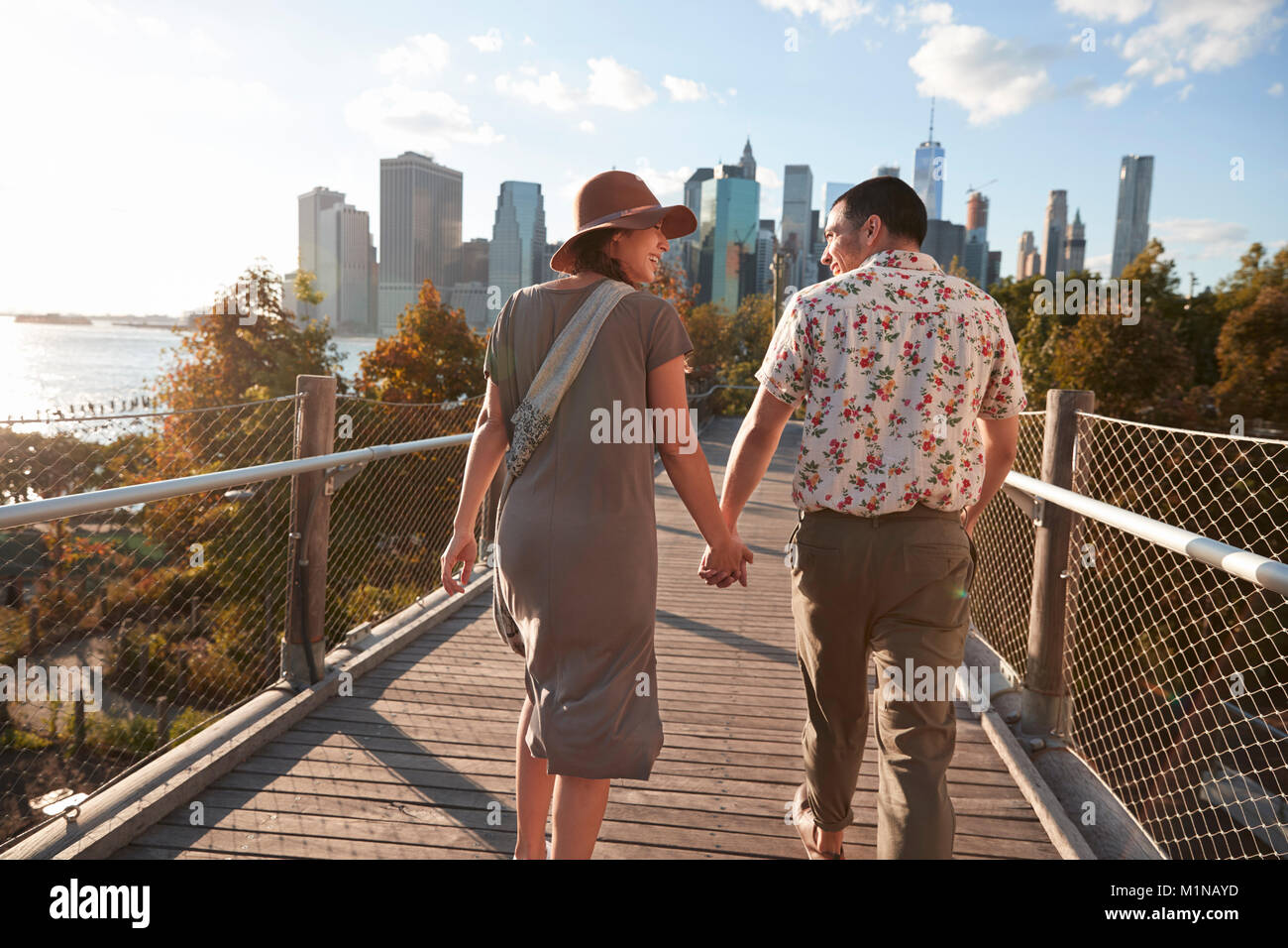 Couple en visite à New York avec Manhattan en arrière-plan Banque D'Images