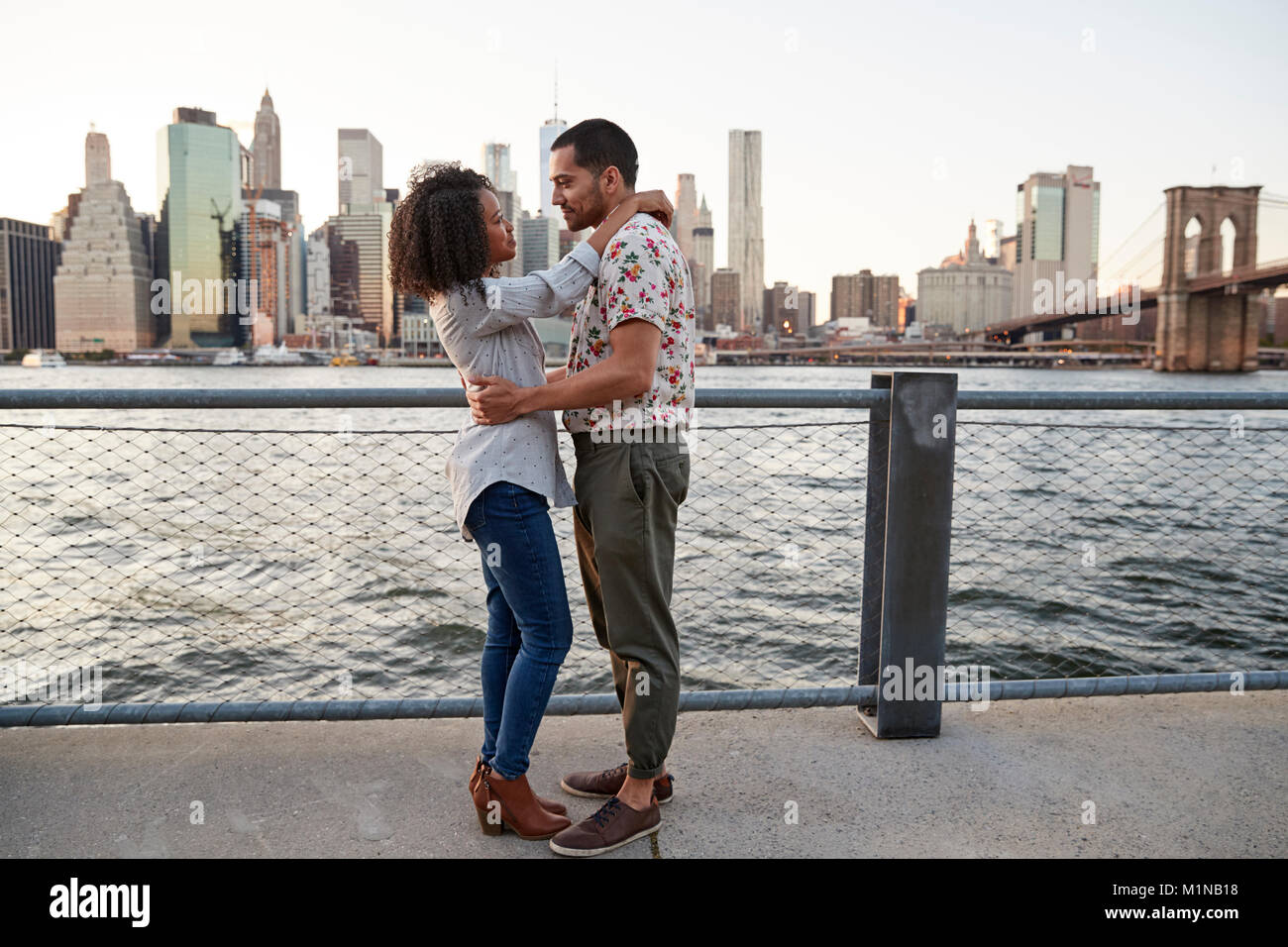 Jeune couple romantique avec Manhattan en arrière-plan Banque D'Images