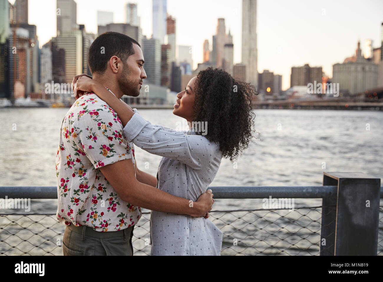 Jeune couple romantique avec Manhattan en arrière-plan Banque D'Images