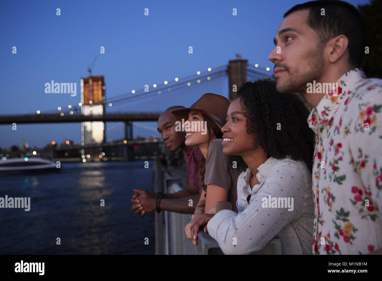 Groupe de jeunes amis Voyage à Manhattan au crépuscule Banque D'Images