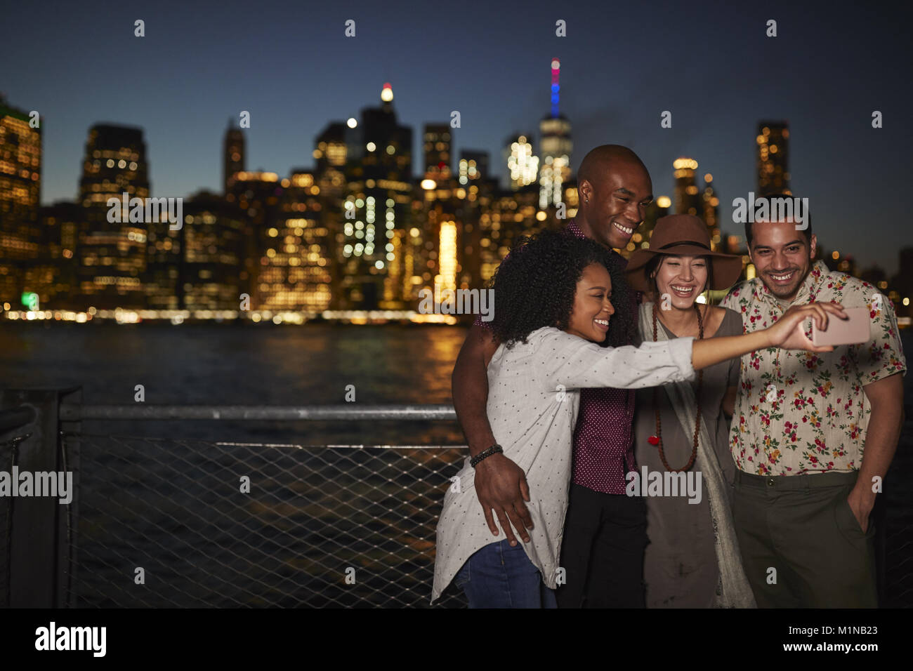 Group of Friends posing in front of Selfies pour Manhattan Skyline Banque D'Images