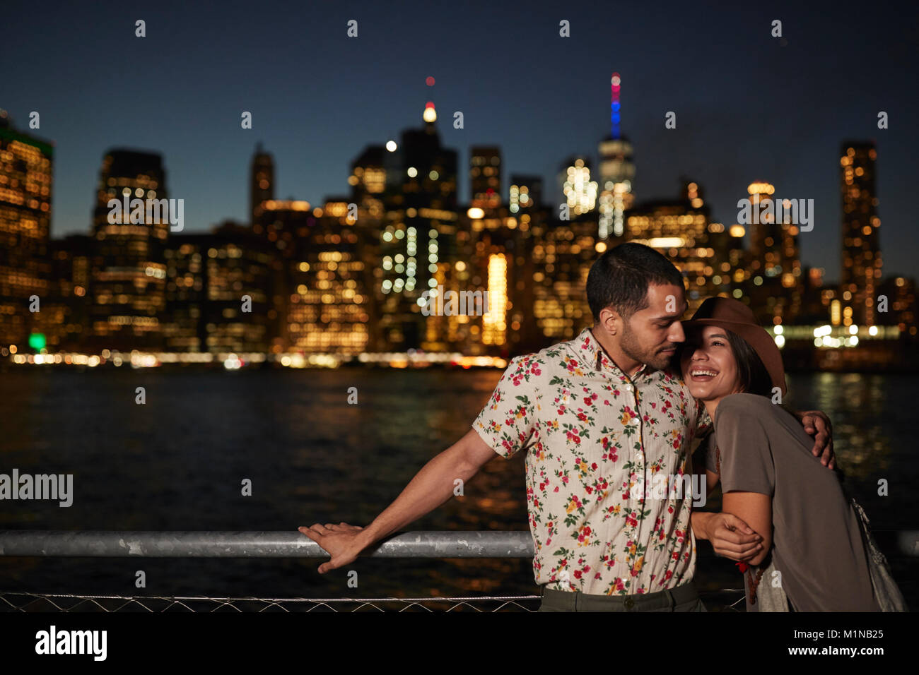 Couple romantique avec Manhattan en arrière-plan au crépuscule Banque D'Images