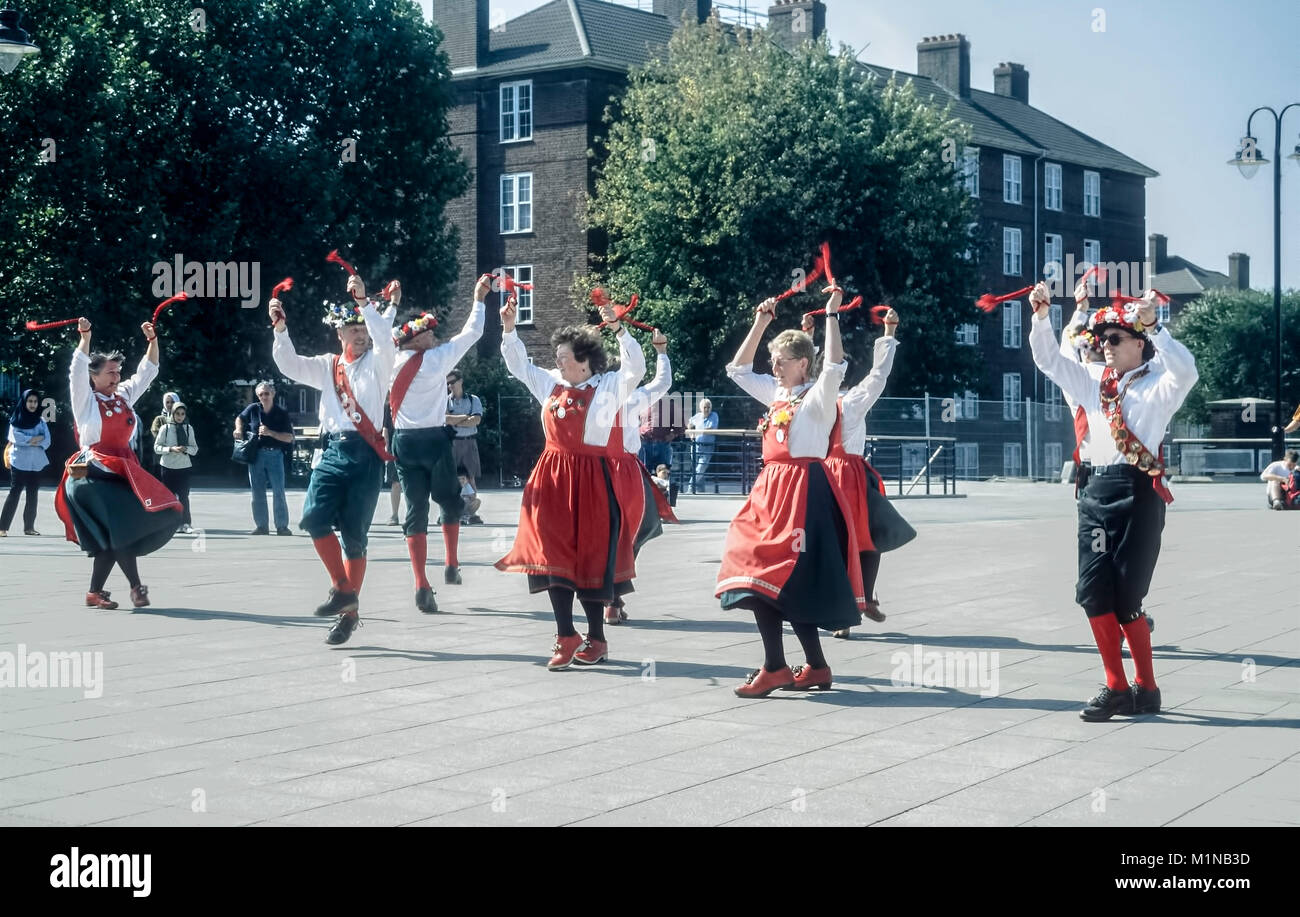 Un groupe de danseurs Morris donne une deminstration Danse dans Greenwich London. Banque D'Images
