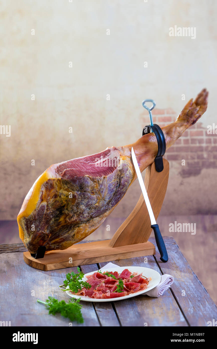 Jamon. Jamon serrano. Couteau à jambon espagnol traditionnel avec close up. Salaison à sec espagnol jambon de porc dans une assiette.old vintage background Banque D'Images