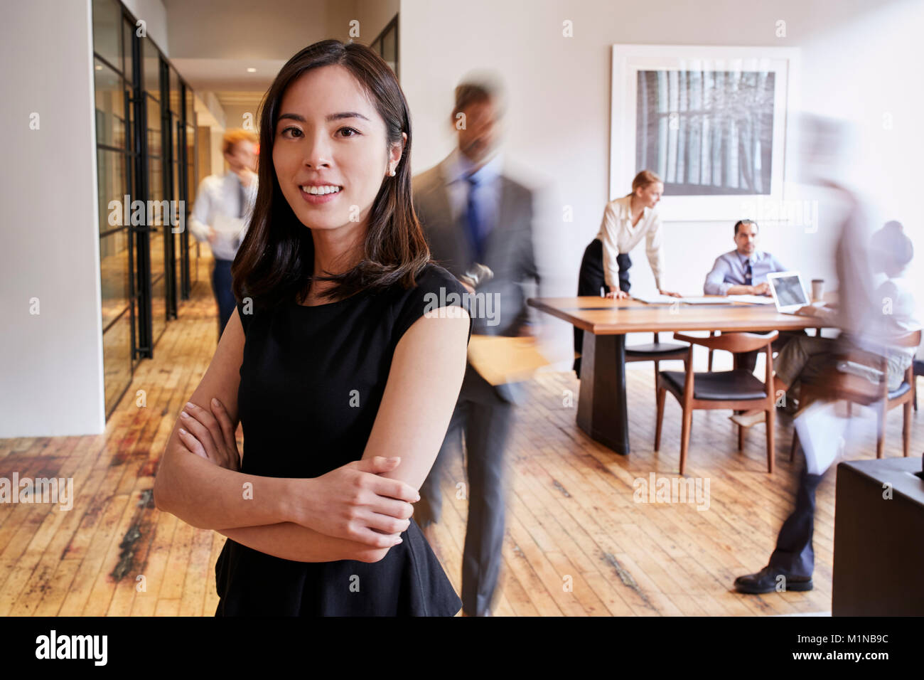 Portrait of young Asian woman dans un milieu de travail moderne Banque D'Images