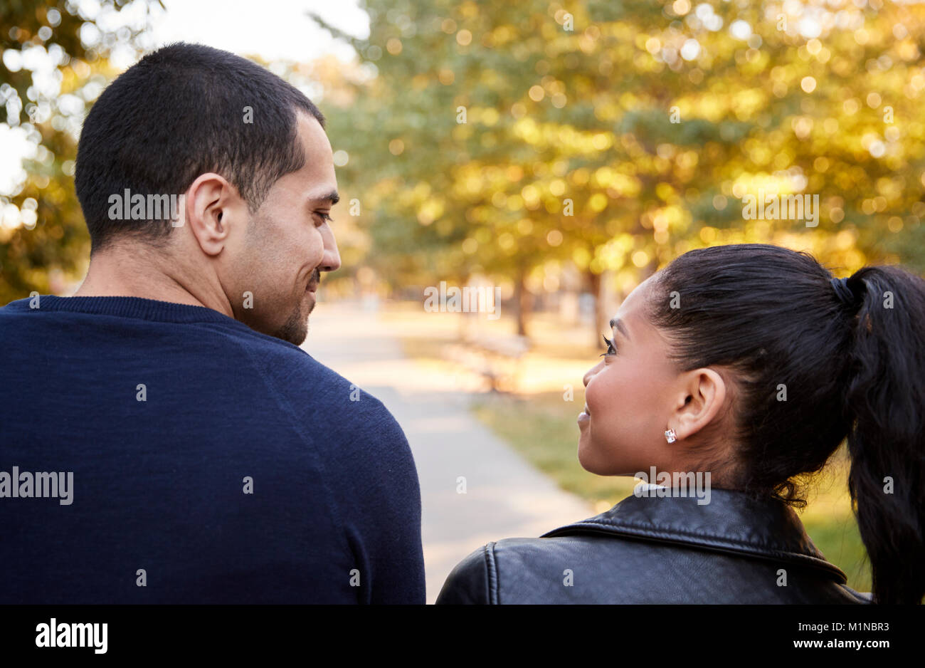 Young Hispanic couple walking in Brooklyn Park, vue arrière Banque D'Images