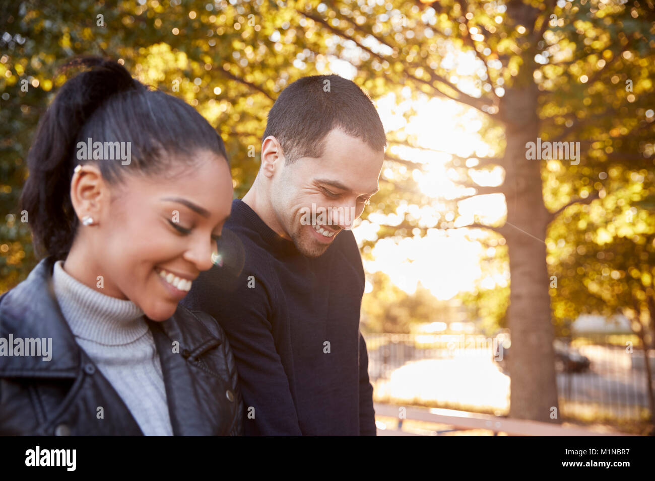 Young Hispanic couple walking in Brooklyn Park, Close up Banque D'Images