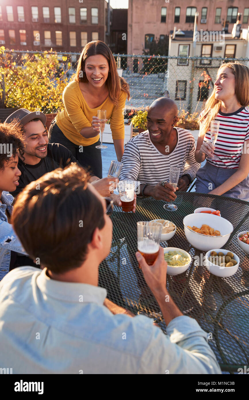 Friends having a party sur un toit, terrasse sur le toit, vertical Banque D'Images