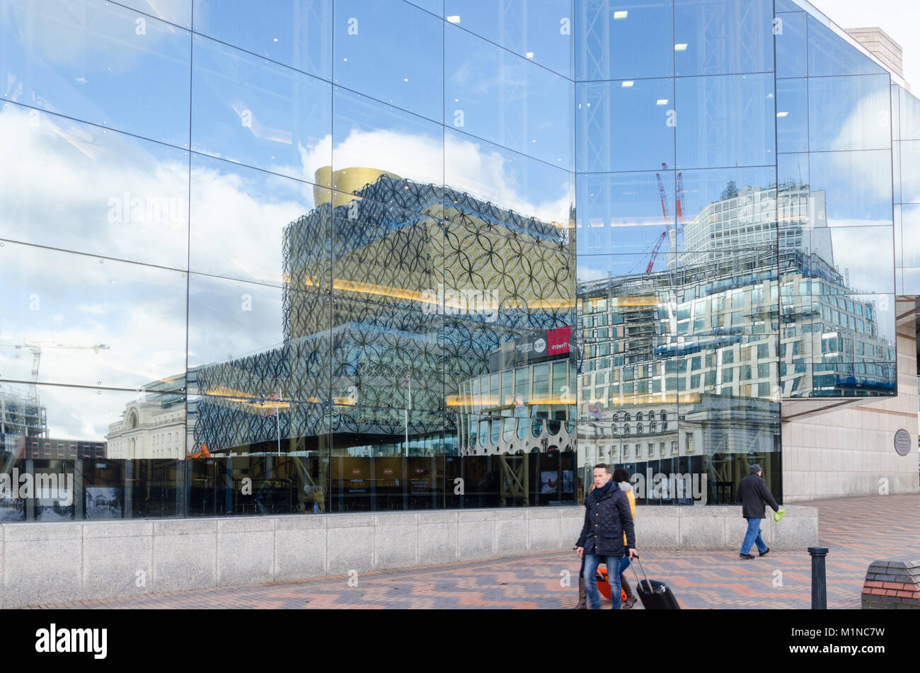La nouvelle Bibliothèque de Birmingham à Centenary Square reflétée dans les fenêtres de verre du Symphony Hall et à l'International Convention Centre à Birmingham Banque D'Images