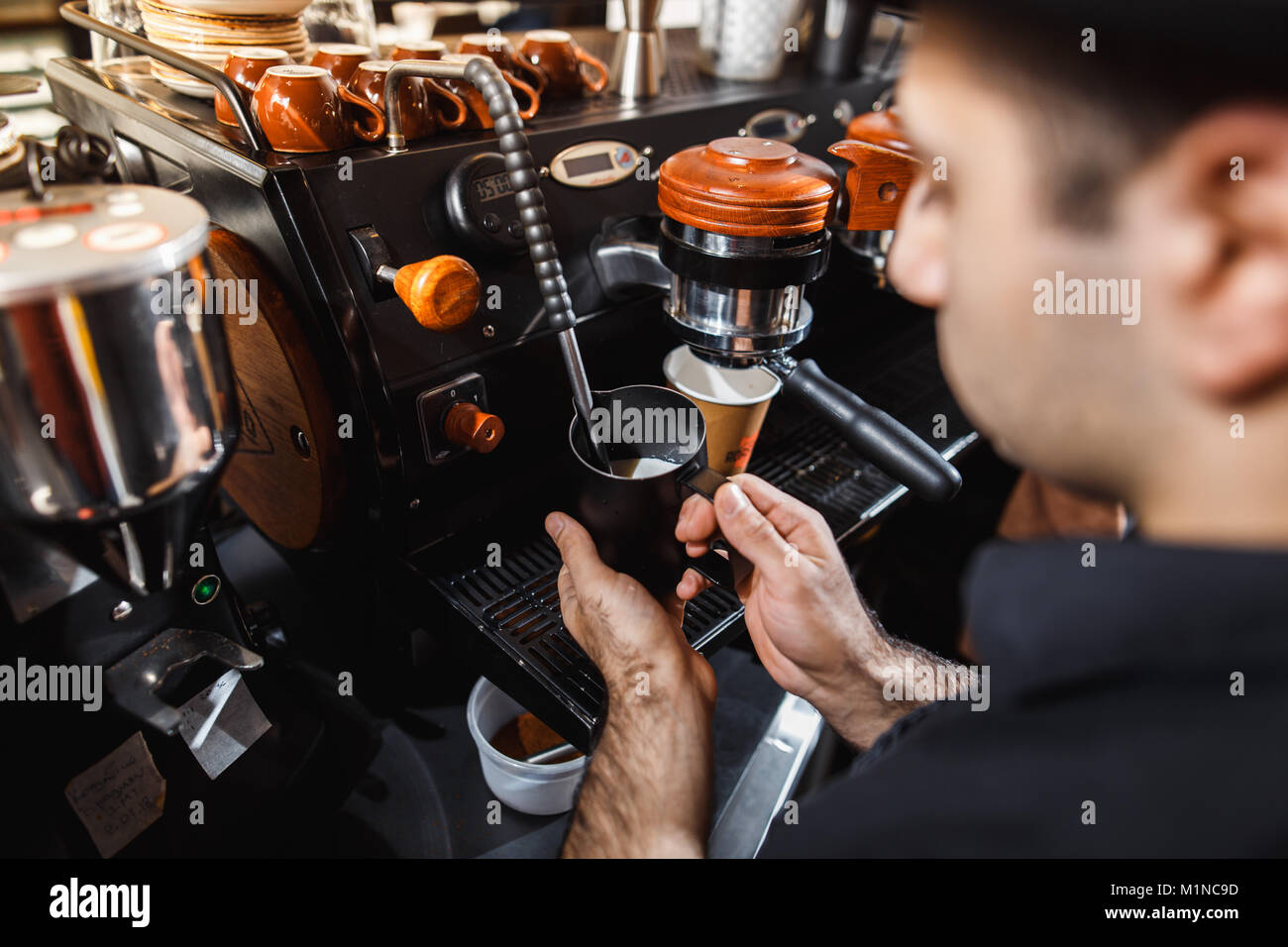 Faire un espresso et cappuccino. Banque D'Images