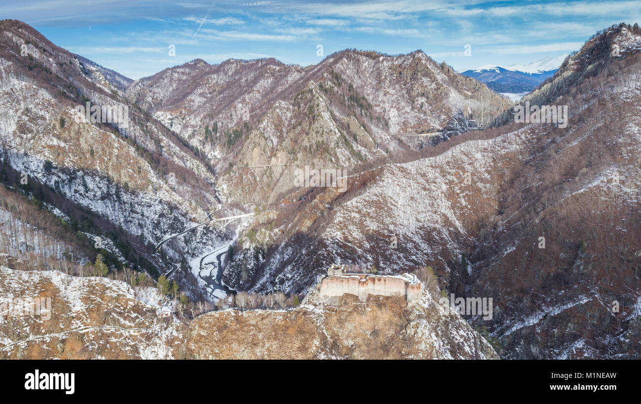Vue aérienne de la forteresse de Poenari ruinée, Roumanie Banque D'Images