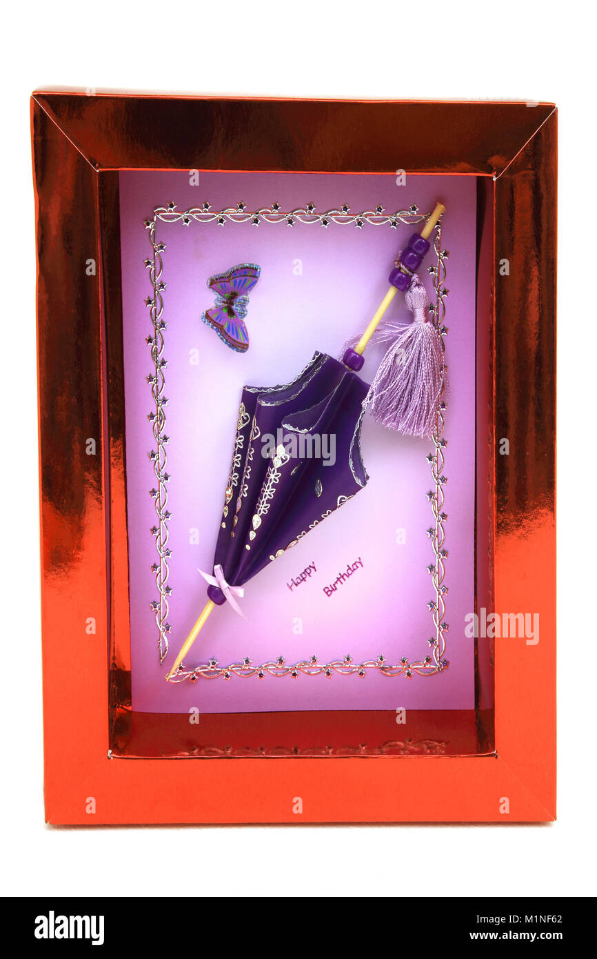 Carte d'anniversaire fait maison décorée avec parasol et Papillon Banque D'Images