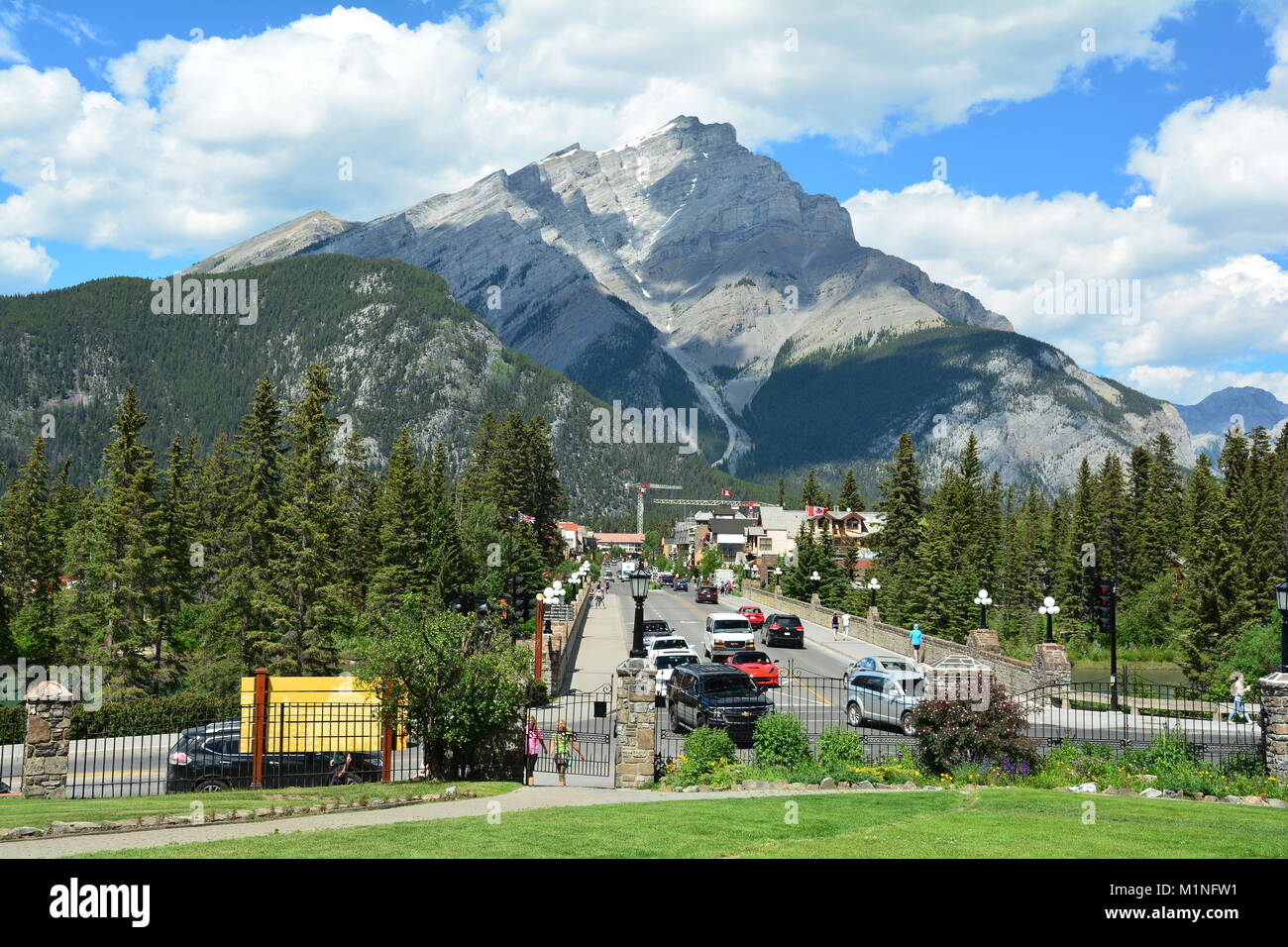Rue principale Banff en direction du mont Norquay, venez à Banff et faites une explosion. Banque D'Images