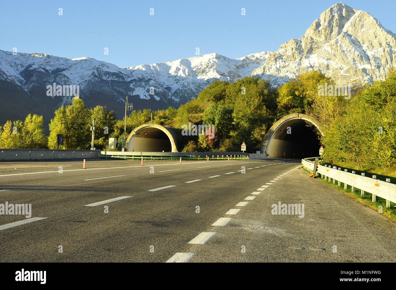 La route à travers le tunnel dans le ventre de la montagne Banque D'Images