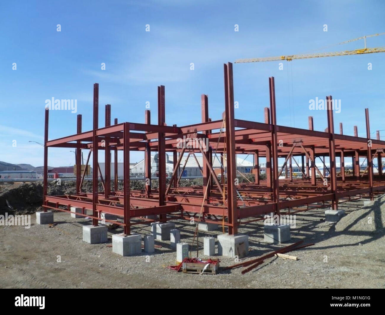 BASE AÉRIENNE DE Thulé, Groenland des capacités 101 dans la construction, remarque l'a soulevé d'égalité pour une ventilation adéquate pour maintenir les conditions du pergélisol, cadre d'acier pour être clôturé par une toiture isolée et des panneaux extérieurs. ( Banque D'Images